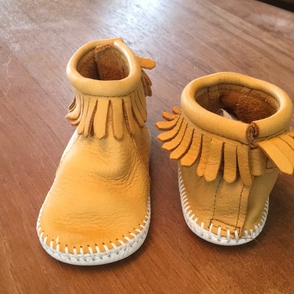 Minnetonka Other - Minnetonka buckskin moccasins with Velcro size 6